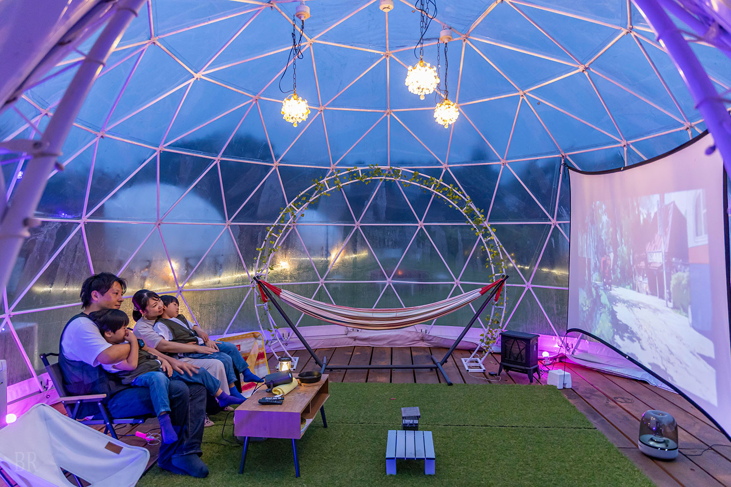 透明ドームのFREE BAR